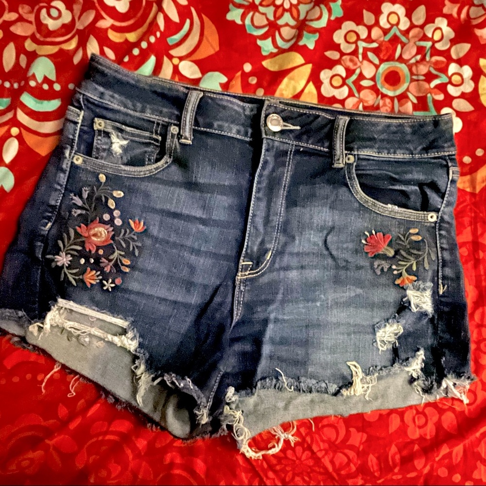 ✨🌺AEO NWOT Floral Embroidered Distressed Short Shorts🌺✨